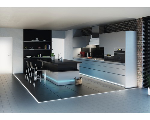 Cuisine moderne avec îlot de cuisine, tabourets de bar, étagères et appareils intégrés.