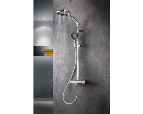 Aufputz Duschsystem mit Kopfbrause und Handbrause an einer Betonwand