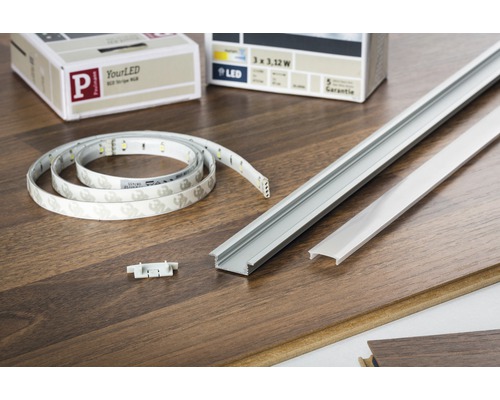 Bande LED avec accessoires sur plancher en bois