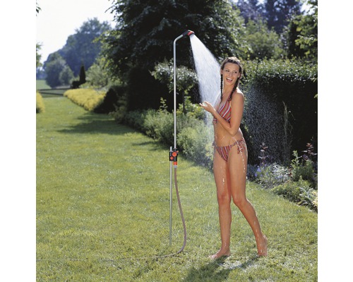 Gartendusche mit einer Frau im Garten