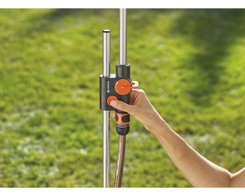 Gardena Wasserverteiler mit Hand am Regler zur Gartenbewässerung