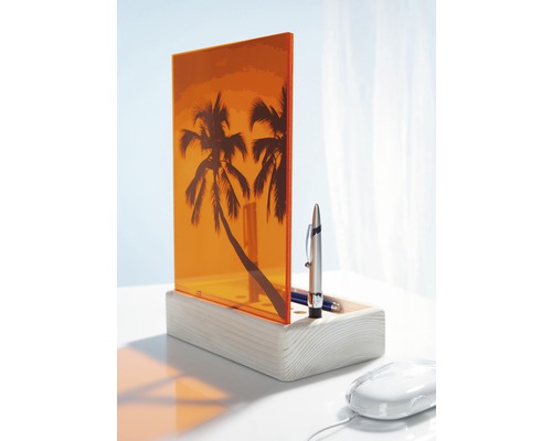 Organisation de bureau avec porte-stylo et porte-photo sur une table