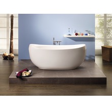 Baignoire îlot dans salle de bains avec sol carrelé.