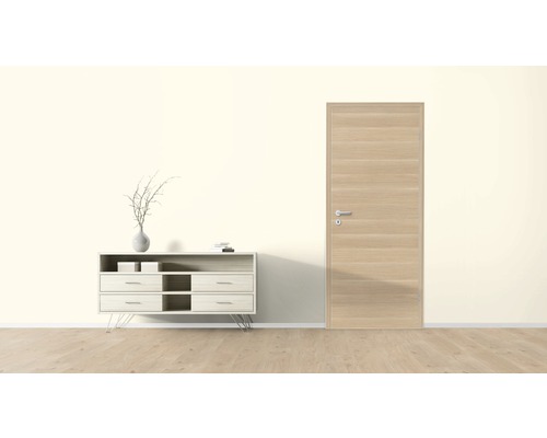 Helle Innentür mit Zarge neben Kommode in einem Zimmer