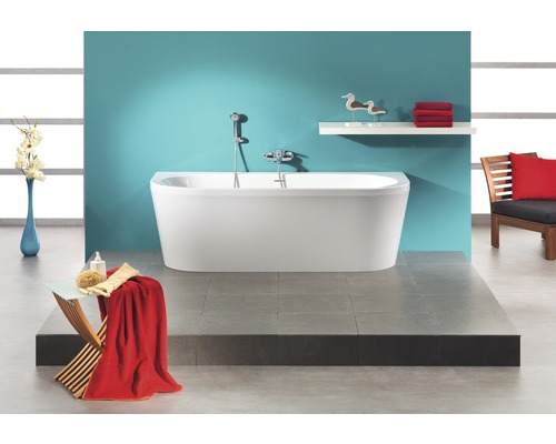 Badezimmer mit freistehender Badewanne, Armatur, Handbrause und Accessoires
