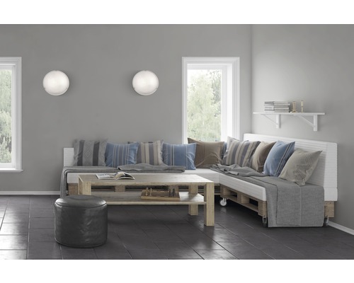 Wohnzimmer mit Palettenmöbeln, bestehend aus Sofa, Couchtisch und Hocker, sowie zwei Wandleuchten