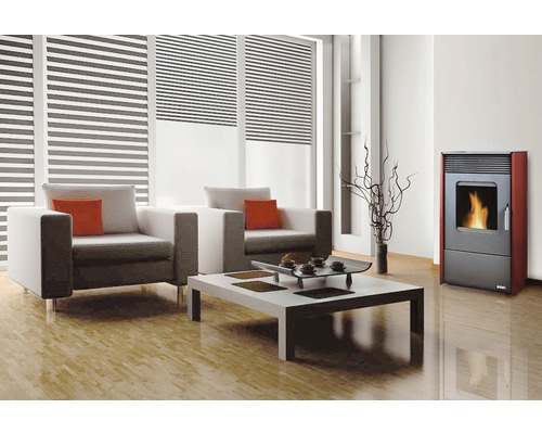 Heller Wohnraum mit Sesseln, Tisch und Pelletofen