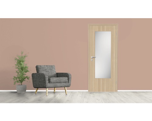 Vue d''une pièce avec porte, fauteuil et plante