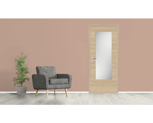 Salon avec porte, fauteuil et plante en pot