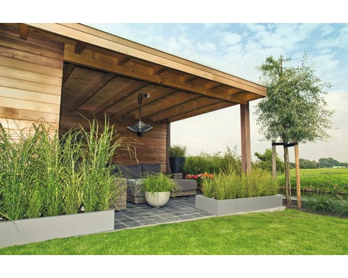 Salon de jardin avec pavillon en bois, plantes en bacs à fleurs et pelouse