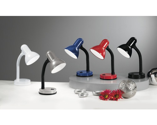 Plusieurs lampes de bureau de différentes couleurs sur une table