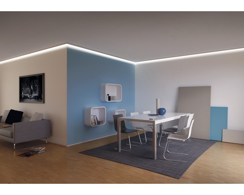 Wohnzimmer mit indirekter Beleuchtung durch Lichtleisten an der Decke, Esstisch und Sofa.