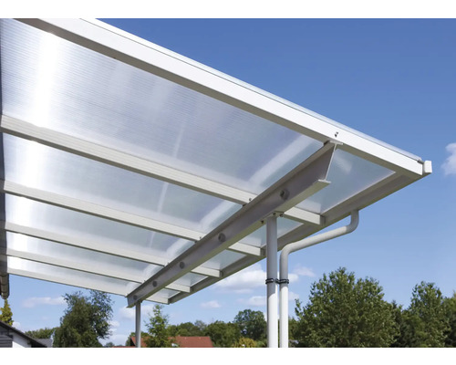 Vue détaillée d''un carport avec plaques en polycarbonate et gouttière