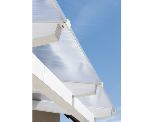 Vue détaillée d''un toit de terrasse avec des plaques translucides et une structure en acier