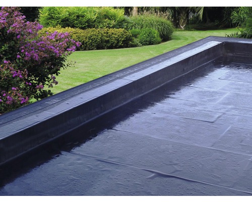 Toit plat avec étanchéité et attique périphérique devant un paysage de jardin