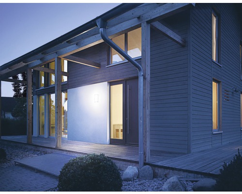 Maison moderne avec façade en bois et éclairage extérieur