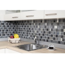 Küchenspüle mit Mosaikfliesen-Wand