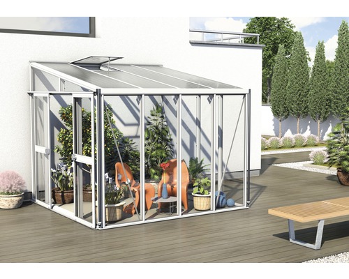 Serre avec plantes et sièges dans le jardin