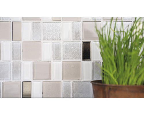 Gros plan d''un mur avec des carreaux de mosaïque de verre et de la décoration