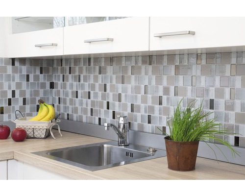 Évier de cuisine avec robinet, carreaux de mosaïque et éléments décoratifs