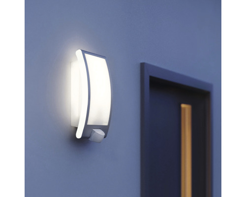 Applique murale extérieure lumineuse avec détecteur de mouvement à côté d''une porte