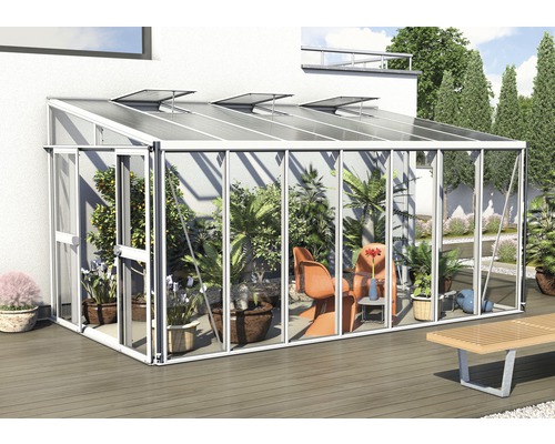 Serre avec plantes et mobilier de jardin