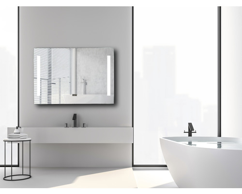 Salle de bain avec armoire de toilette éclairée, lavabo et baignoire