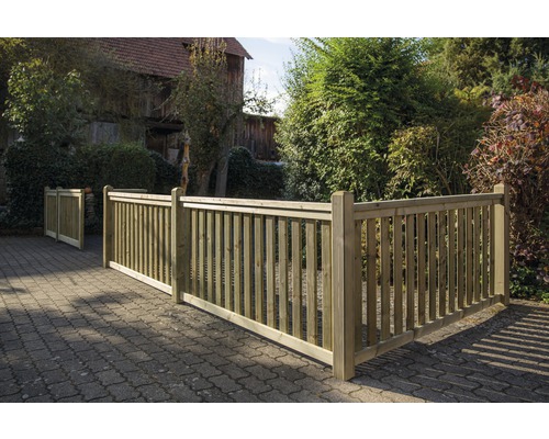 Holzzaun im Gartenbereich