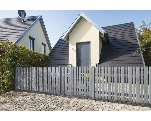 Haus mit Holzzaun zur Straßenseite