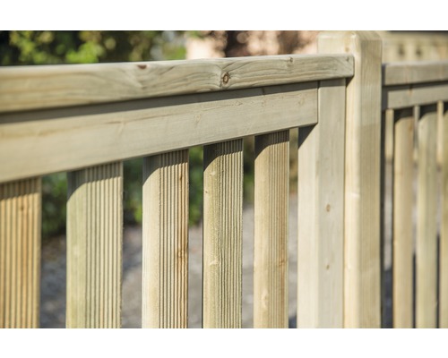 Detailansicht eines Holzgeländers