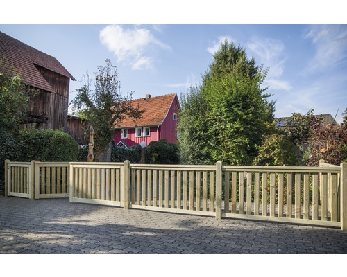 Holzzaun vor einem Haus