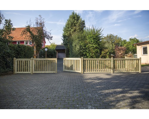Holzzaun mit offenem Tor im Garten
