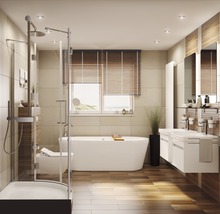 Helles Badezimmer mit Dusche, Badewanne, Waschbecken und Fenster.