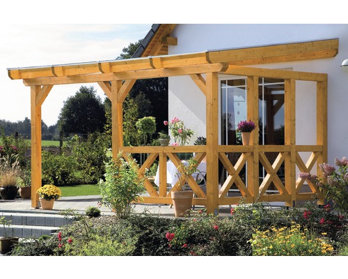 Holzterrassenüberdachung mit dekorativem Holzzaun an einem Haus