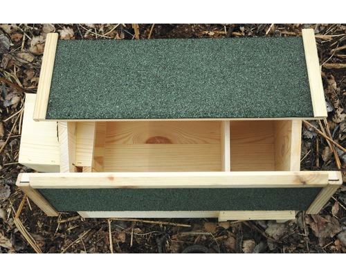 Offenes Holzvogelhaus mit Dachpappe