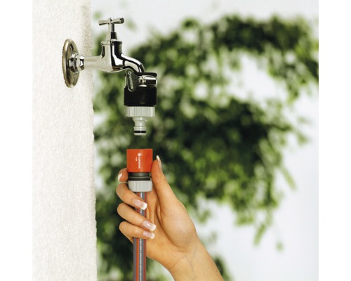 Installation d''un tuyau d''arrosage sur un robinet