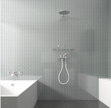 Badezimmer mit Badewanne, Dusche und grauen Fliesen