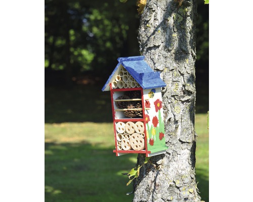 Insektenhotel aus Holz mit Bemalung am Baum