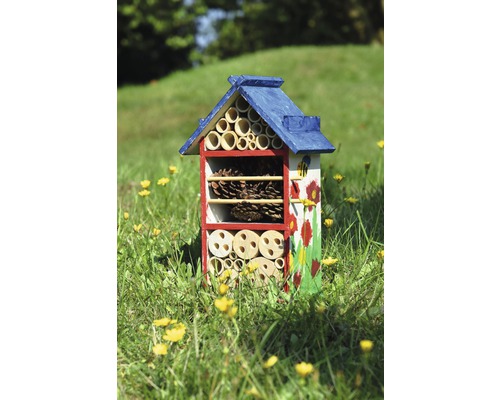 Insektenhotel mit verschiedenen Füllmaterialien im Garten