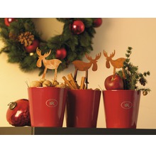 Décoration de Noël avec pots décoratifs rouges, figurines d''élan, noix, bâtons de cannelle et branches de sapin