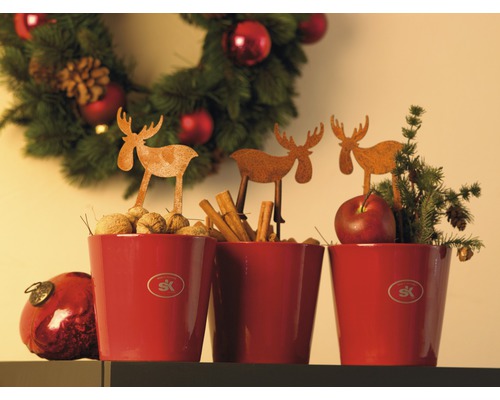 Décoration de Noël avec pots décoratifs rouges, figurines d''élan, noix, bâtons de cannelle et branches de sapin