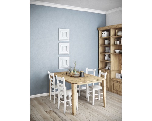 Esszimmer mit Holztisch, weißen Stühlen und Holzregal
