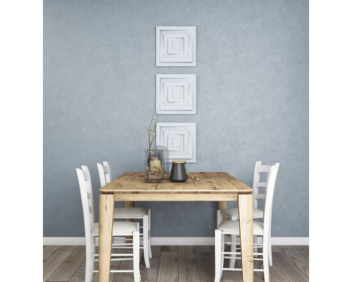 Esstisch mit Stühlen und Dekoration in einem hellen Raum.