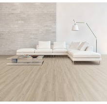 Heller Wohnraum mit Vinylboden in Holzoptik, Sofa, Tisch und Stehlampe