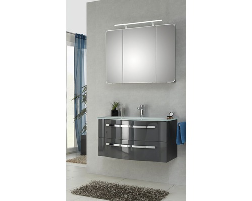 Badezimmer mit Waschbeckenunterschrank, Spiegelschrank und Beleuchtung