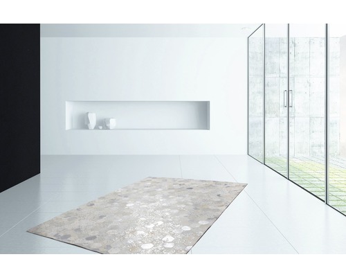 Teppich mit geometrischem Muster in einem hellen Raum