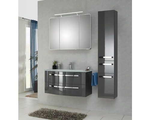 Badezimmer mit Waschtisch, Spiegelschrank und Hochschrank