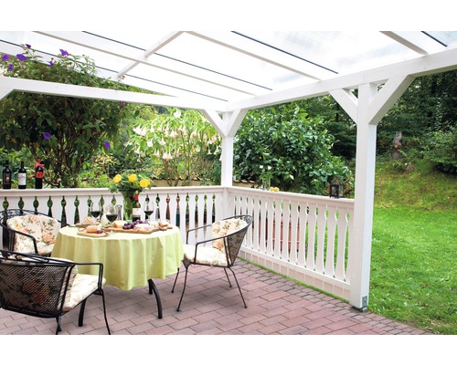 Überdachte Terrasse mit Gartentisch und Stühlen
