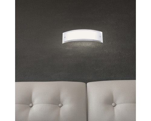 Applique murale au-dessus d''une tête de lit dans une chambre à coucher pour l''éclairage de l''espace de vie