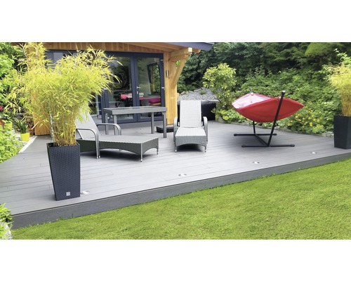 Terrasse avec lames de terrasse, mobilier de jardin, hamac et bambou